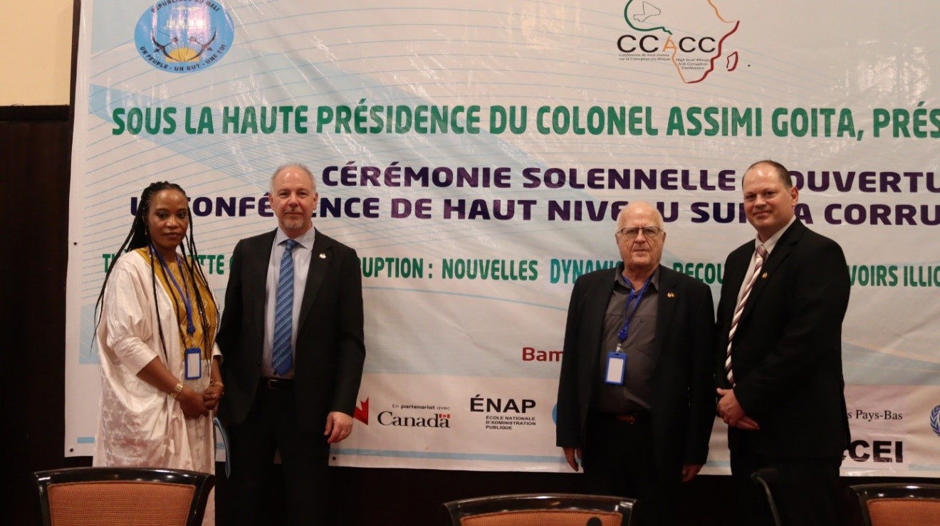 De gauche à droite : Mme Senabou Top, directrice du projet LUCEG au Siège de l'ENAP, M. François Lafreniere, Ambassadeur du Canada au Mali, M. Jean Paul Riverin, chargé de mission du LUCEG à Bamako, M. Marc, Leblanc, Ambassade du Canada au Mali